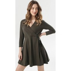 Khaki Sukienka Thelrea. Brązowe sukienki damskie Born2be, xl, bez wzorów, z dzianiny, bez kołnierzyka, bez rękawów. W wyprzedaży za 59,99 zł.