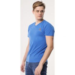 Niebieska Koszulka Compete Against. Niebieskie koszulki męskie Born2be, xl, z nadrukiem, z dzianiny, z dekoltem w serek, bez rękawów. Za 39,99 zł.