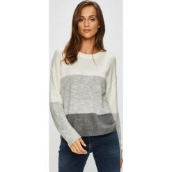 Jacqueline de Yong - Sweter Elanor. Białe swetry oversize damskie marki Jacqueline de Yong, s, z elastanu. W wyprzedaży za 69,90 zł.