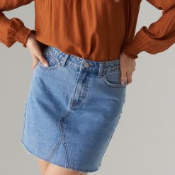 Jeansowa mini spódnica - Niebieski. Niebieskie spódniczki damskie Mohito, z jeansu, mini. W wyprzedaży za 39,99 zł.