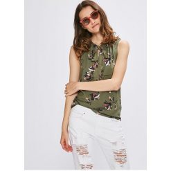 Vero Moda - Top. Zielone bluzki damskie marki Vero Moda, s, bez wzorów, z wiskozy, bez kołnierzyka. W wyprzedaży za 59,90 zł.