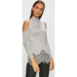 Guess Jeans - Sweter Glenna. Szare golfy damskie marki Guess Jeans, na co dzień, l, z aplikacjami, z bawełny, casualowe, z okrągłym kołnierzem, mini, dopasowane. Za 399,90 zł.