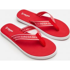 Klapki japonki z napisem - Czerwony. Czerwone klapki damskie Cropp, z napisami, bez obcasa. Za 29,99 zł.
