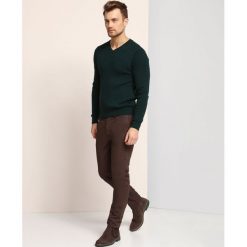 SWETER DŁUGI RĘKAW MĘSKI. Zielone golfy męskie Top Secret, na lato, m, z bawełny, eleganckie, z dekoltem w serek. W wyprzedaży za 39,99 zł.