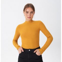 Sweter z półgolfem - Żółty. Żółte swetry damskie House, xl, bez wzorów, bez rękawów, bez kaptura. W wyprzedaży za 39,99 zł.