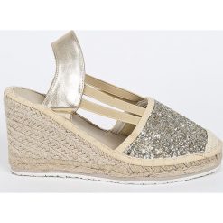 Marco Tozzi - Espadryle. Brązowe koturny damskie Marco Tozzi, bez wzorów, z materiału, bez obcasa, na obcasie. W wyprzedaży za 69,90 zł.