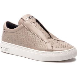 Półbuty DKNY - Conner K3857775 Taupe. Pomarańczowe półbuty damskie DKNY, z aplikacjami, ze skóry ekologicznej, bez obcasa, na płaskiej podeszwie, bez zapięcia. W wyprzedaży za 479,00 zł.