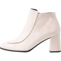 Paco Gil WINNER ALEXA Ankle boot arce. Białe botki damskie marki Paco Gil, ze skóry ekologicznej, bez obcasa, bez zapięcia. Za 1009,00 zł.