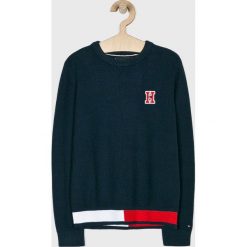Tommy Hilfiger - Sweter dziecięcy 128-176 cm. Niebieskie swetry chłopięce TOMMY HILFIGER, bez wzorów, z bawełny, z okrągłym kołnierzem. W wyprzedaży za 199,90 zł.