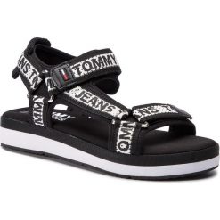 Sandały TOMMY JEANS - Mesh Webbing Sporty Sandal EN0EN00568 Black 990. Czarne klapki damskie Tommy Jeans, bez wzorów, z jeansu, bez obcasa. W wyprzedaży za 279,00 zł.