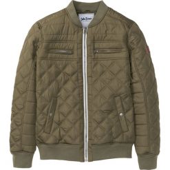 Kurtka pikowana, lekko watowana bonprix ciemnooliwkowy. Zielone kurtki męskie bonprix, m, z aplikacjami, bez kaptura. Za 99,99 zł.