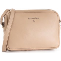 Torebka PATRIZIA PEPE - 2V8985/A4U8-B524 Camel Beige. Brązowe listonoszki damskie Patrizia Pepe, bez wzorów, ze skóry ekologicznej, na ramię, bez dodatków. Za 539,00 zł.