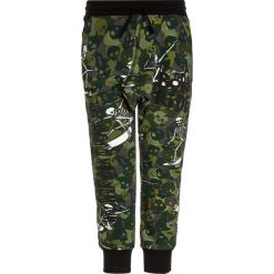 Desigual FOOTBALL Spodnie treningowe avocado. Zielone spodnie dresowe dziewczęce Desigual, z bawełny. W wyprzedaży za 153,30 zł.