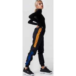 NA-KD Trend Spodnie Side Stripe Tracksuit - Black. Czarne spodnie z wysokim stanem NA-KD Trend, w paski. Za 161,95 zł.