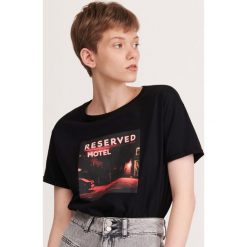T-shirt z grafiką - Czarny. Czarne t-shirty damskie Reserved, xs, bez wzorów, bez kołnierzyka. Za 39,99 zł.