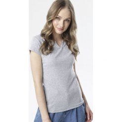 Szary T-shirt Mayanelle. Szare bluzki damskie Born2be, na imprezę, s, bez wzorów, z dzianiny, z okrągłym kołnierzem, z krótkim rękawem. Za 29,99 zł.