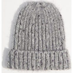 Czapka beanie z lureksu - Jasny szar. Szare czapki damskie marki Mohito. Za 29,99 zł.