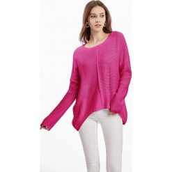 Sweter w kolorze różowym. Różowe swetry damskie Swetry na chłodne dni, bez wzorów, bez rękawów, bez kaptura. W wyprzedaży za 119,95 zł.