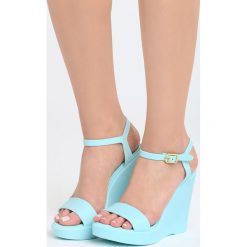 Niebieskie Sandały Hyppolite. Niebieskie sandały damskie Born2be, w paski, na koturnie. Za 44,99 zł.