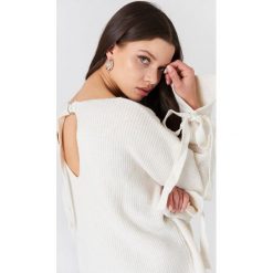 Swetry klasyczne damskie: Trendyol Sweter z ozdobnym tyłem – White