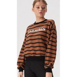 Bluza w paski z napisem - Brązowy. Pomarańczowe bluzy damskie Sinsay, s, w paski, bez rękawów, bez kaptura. Za 49,99 zł.