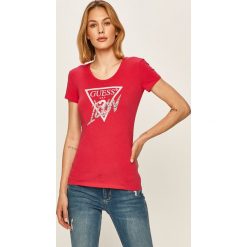 Guess Jeans - T-shirt. Czerwone bluzki damskie Guess Jeans, s, z aplikacjami, z elastanu, casualowe, z okrągłym kołnierzem, z krótkim rękawem. W wyprzedaży za 129,90 zł.