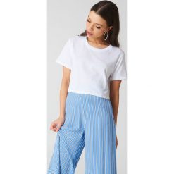 NA-KD Basic Krótki T-shirt oversize - White. Białe t-shirty damskie marki NA-KD Basic, bez wzorów, z bawełny, klasyczne, bez kołnierzyka. W wyprzedaży za 20,47 zł.