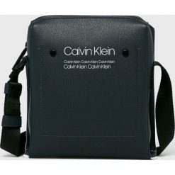 Calvin Klein - Saszetka. Niebieskie torby męskie skórzane Calvin Klein, w paski, ze skóry ekologicznej, na ramię, małe. W wyprzedaży za 199,90 zł.