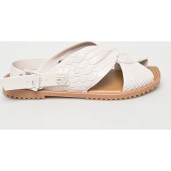 Melissa - Sandały + Baja East. Białe klapki damskie Melissa, bez wzorów, z materiału, bez obcasa, na obcasie. W wyprzedaży za 279,90 zł.
