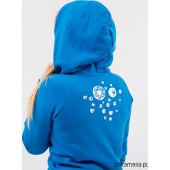 Bluza z kapturem SERCE niebieska. Niebieskie bluzy damskie Pakamera, z nadrukiem, z dresówki, bez rękawów, z kapturem. Za 159,00 zł.