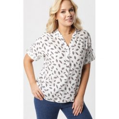 Biała Bluzka Undivianna. Białe bluzki damskie Born2be, xl, bez wzorów, bez kołnierzyka, bez rękawów. W wyprzedaży za 54,99 zł.