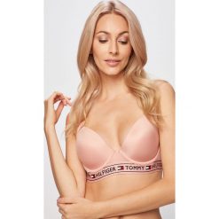 Tommy Hilfiger - Biustonosz sportowy. Różowe biustonosze sportowe damskie z haftami, z elastanu. W wyprzedaży za 139,90 zł.