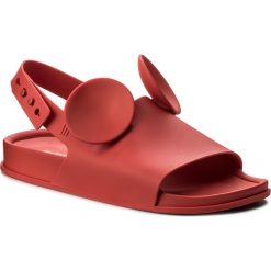 Sandały MELISSA - Beach Slide Sandal + D 32297 Red 01371. Czerwone klapki damskie Melissa, z aplikacjami, z tworzywa sztucznego, bez obcasa. W wyprzedaży za 299,00 zł.