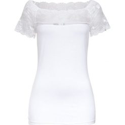 Shirt z dekoltem "carmen" i koronką bonprix biały. Białe koszulki damskie bonprix, w koronkowe wzory, z elastanu, bez kołnierzyka. Za 37,99 zł.
