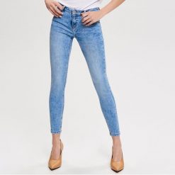 Jeansy o dopasowanym fasonie - Niebieski. Niebieskie jeansy damskie marki Reserved. Za 99,99 zł.