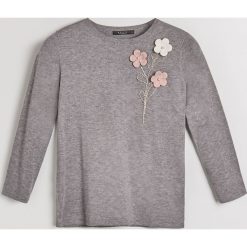 Sweter z kwiatową aplikacją Little Princess - Szary. Szare swetry klasyczne damskie marki Mohito, l. Za 119,99 zł.