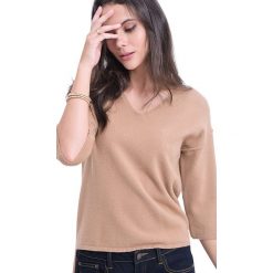Sweter w kolorze karmelowym. Pomarańczowe swetry damskie William de Faye, bez wzorów, z kaszmiru, bez rękawów, bez kaptura. W wyprzedaży za 109,95 zł.