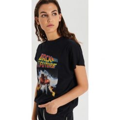 Koszulka Back to the future - Czarny. Czarne koszulki damskie Cropp, s, bez wzorów, bez kołnierzyka, bez rękawów. Za 59,99 zł.
