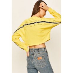Nike - Bluza. Żółte bluzy damskie Nike, xs, z nadrukiem, z dzianiny, z długim rękawem, długie, bez kaptura. W wyprzedaży za 199,90 zł.