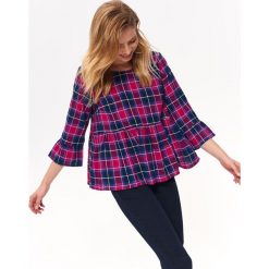 LUŹNA BLUZKA W KRATĘ. Różowe bluzki damskie marki Top Secret, bez wzorów, eleganckie, z falbankami, bez rękawów. W wyprzedaży za 39,99 zł.