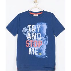 Coccodrillo - T-shirt dziecięcy 128-158 cm. Niebieskie t-shirty chłopięce COCCODRILLO, z nadrukiem, z elastanu, bez rękawów. W wyprzedaży za 24,90 zł.