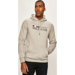 Tommy Hilfiger - Bluza. Czerwone bluzy męskie TOMMY HILFIGER, xl, z nadrukiem, z bawełny, z kapturem, bez rękawów, z kapturem. Za 449,90 zł.