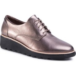 Półbuty CLARKS - Sharon Noel 261489164 Pebble Metalic. Żółte półbuty damskie Clarks, na co dzień, bez wzorów, ze skóry, bez obcasa, na koturnie, bez zapięcia. W wyprzedaży za 309,00 zł.