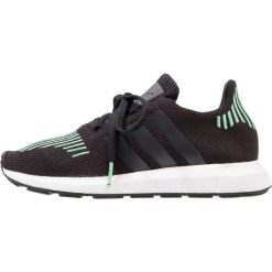 Adidas Originals SWIFT RUN Tenisówki i Trampki black. Czarne trampki męskie adidas Originals, z tworzywa sztucznego. W wyprzedaży za 153,45 zł.