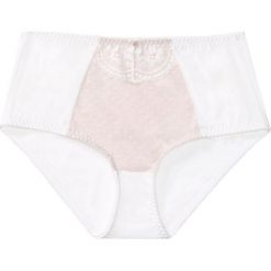 Figi wyszczuplające bonprix ecru-cielisty. Białe majtki damskie wyszczuplające marki bonprix, bez wzorów, z koronki. Za 34,99 zł.