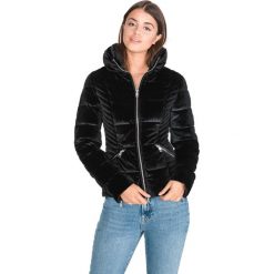 Guess Teoma Kurtka Czarny. Czarne kurtki damskie Guess, na jesień, m, z aplikacjami, z poliesteru, bez kaptura. Za 702,95 zł.