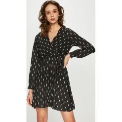 Haily's - Sukienka Lena. Sukienki małe czarne damskie marki Haily's, na co dzień, s, z poliesteru, casualowe, rozkloszowane. W wyprzedaży za 79,90 zł.
