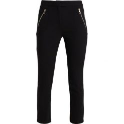Rurki damskie: Cortefiel SLIM BASIC TROUSERS WITH ZIPPER POCKETS AND ZIPPED HEM Spodnie materiałowe black