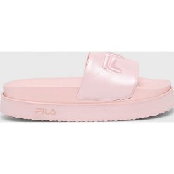 Fila - Klapki. Różowe klapki damskie Fila, bez wzorów, ze skóry, bez obcasa, na obcasie. W wyprzedaży za 159,90 zł.