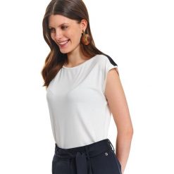 Bluzka z kontrastowymi taśmami. Białe bluzki damskie Top Secret, bez wzorów, eleganckie, z kontrastowym kołnierzykiem, bez rękawów. W wyprzedaży za 29,99 zł.